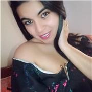 Docente de primaria ayudando a niños